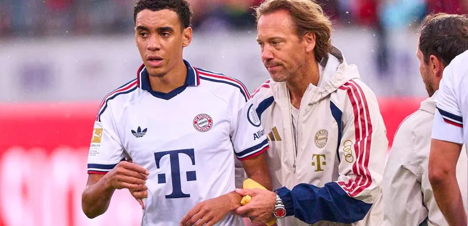 Bayern Munich player receiving guidance from coach