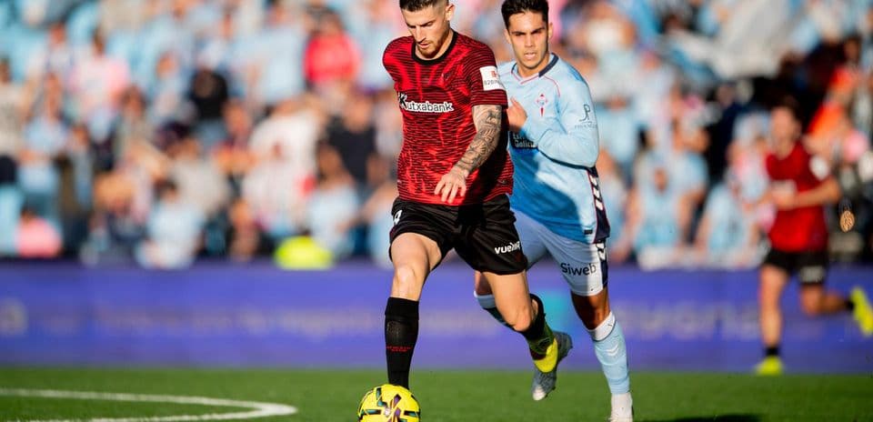 Player dribbling the ball during Athletic Club match