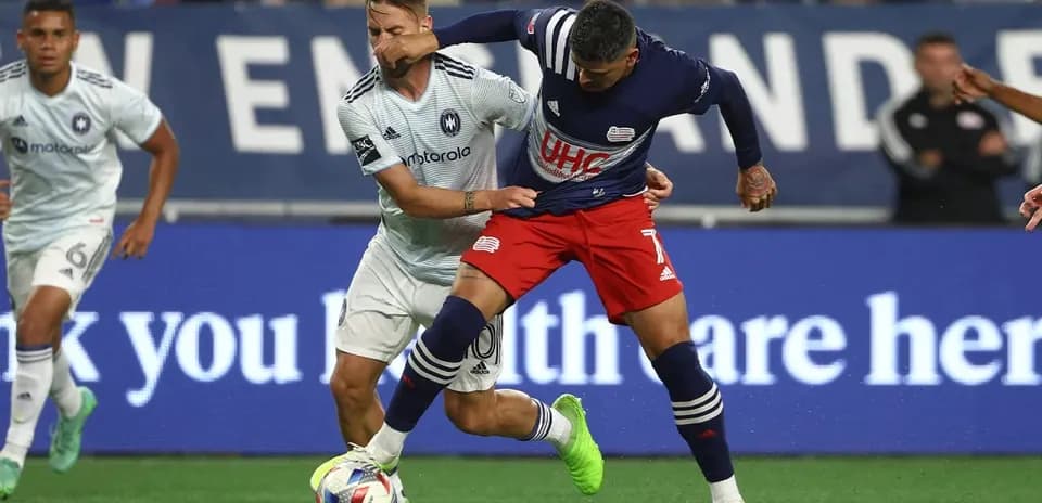 New England II player battling Chicago Fire II opponent