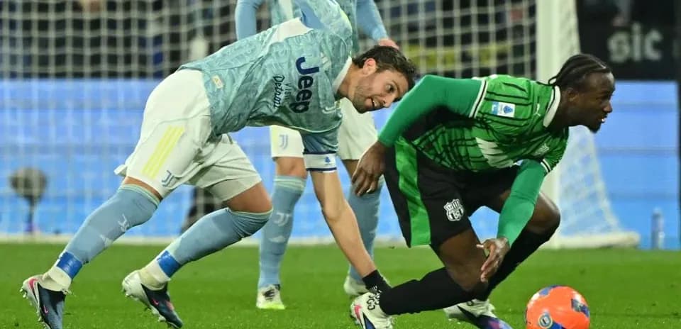 Players battling for the ball during Sassuolo vs Juventus