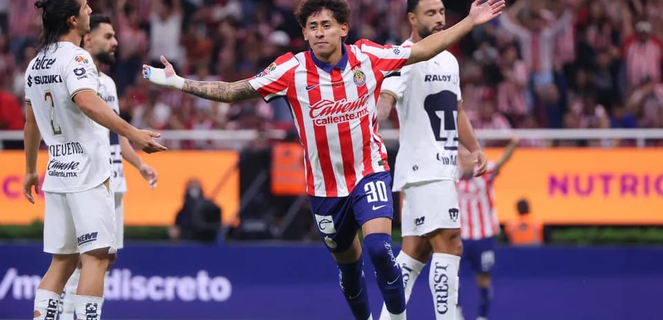 Chivas player celebrating a goal against Pumas