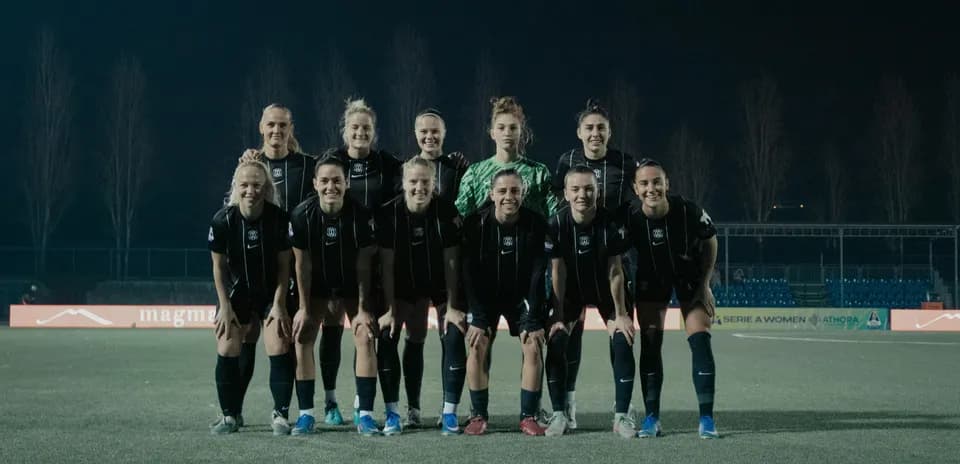 Como women's team posing for a group photo