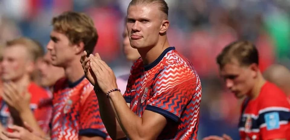 Norwegian players applauding fans before the match