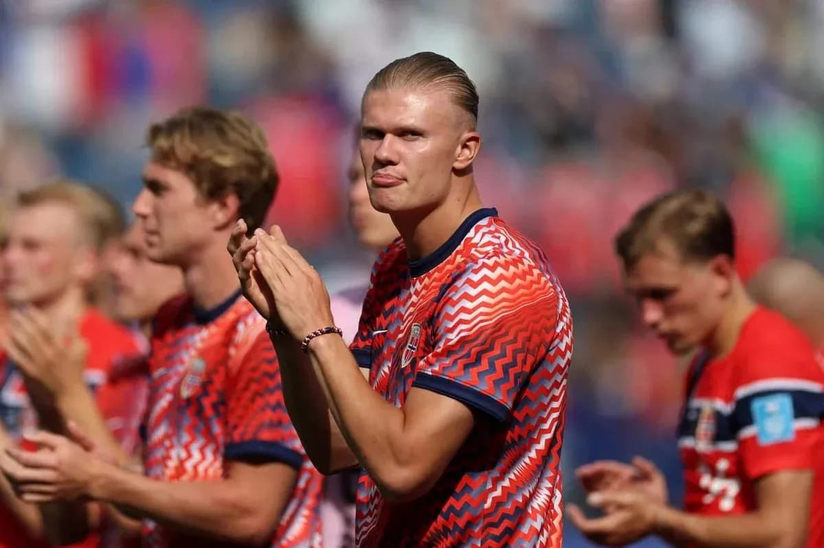 Norwegian players applauding fans before the match