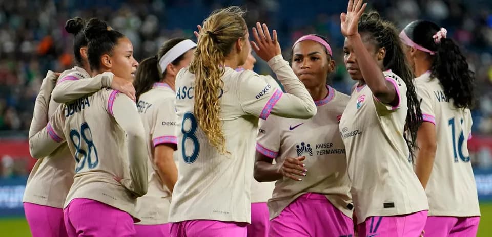 San Diego Wave players celebrating a goal