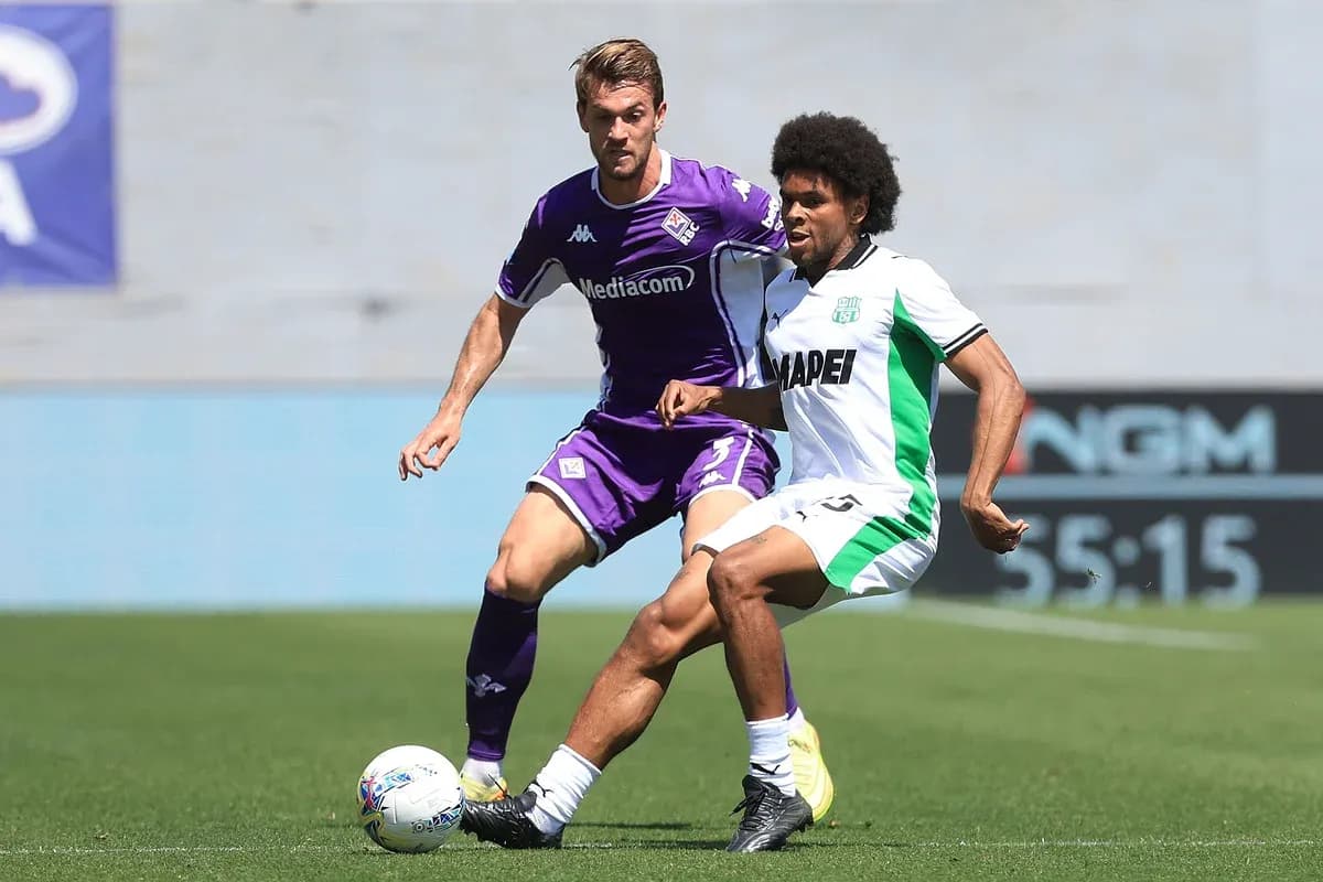 Fiorentina player challenges Sassuolo opponent
