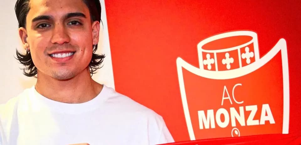 Player holding AC Monza scarf during presentation