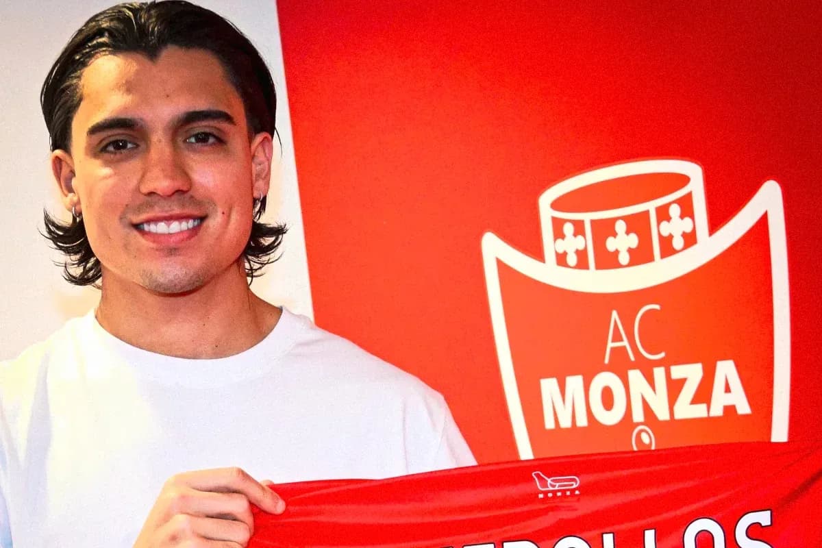 Player holding AC Monza scarf during presentation