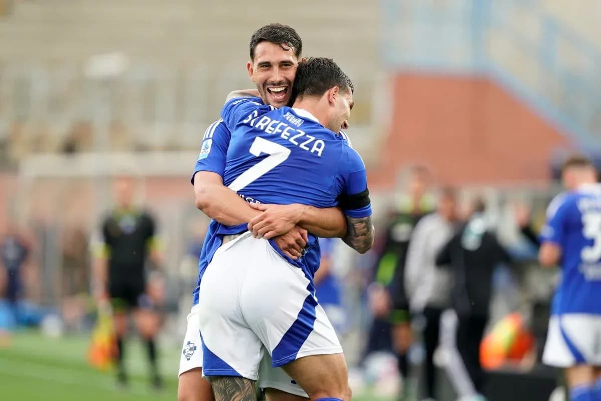 Players celebrating during Genoa vs Como match