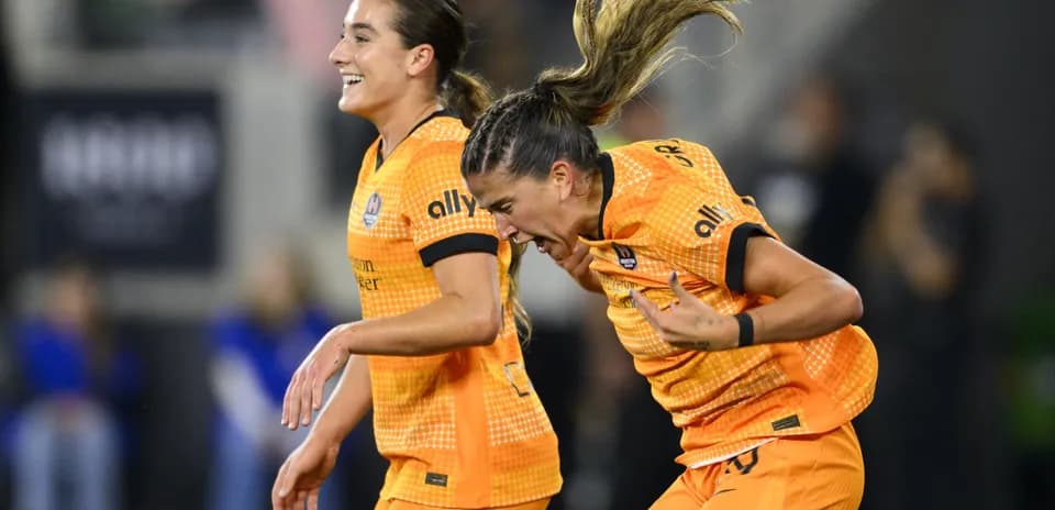 Houston Dash players celebrating a goal