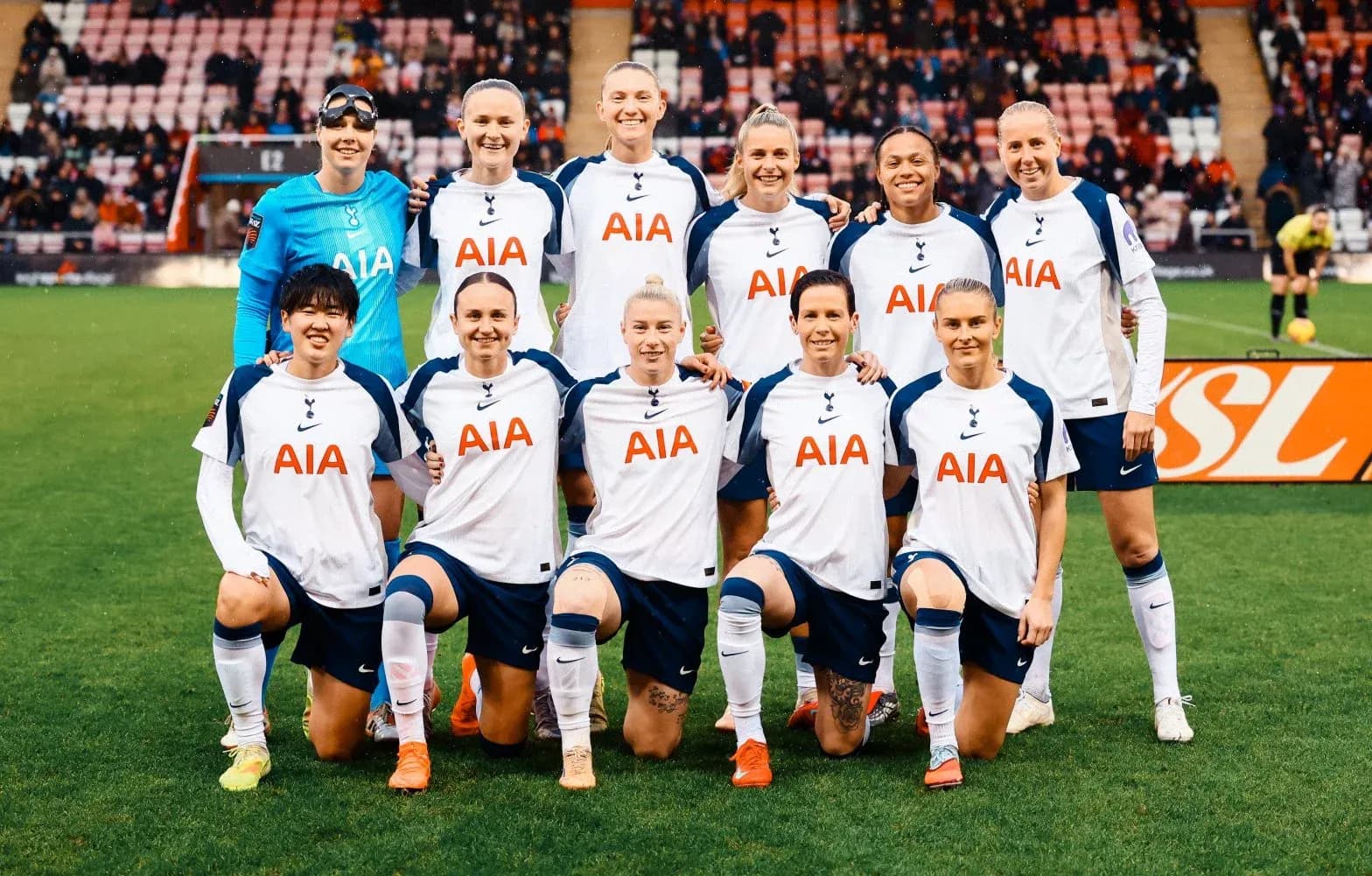 Tottenham Hotspur W team posing before match