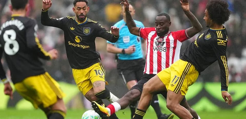 Players challenging for the ball in match