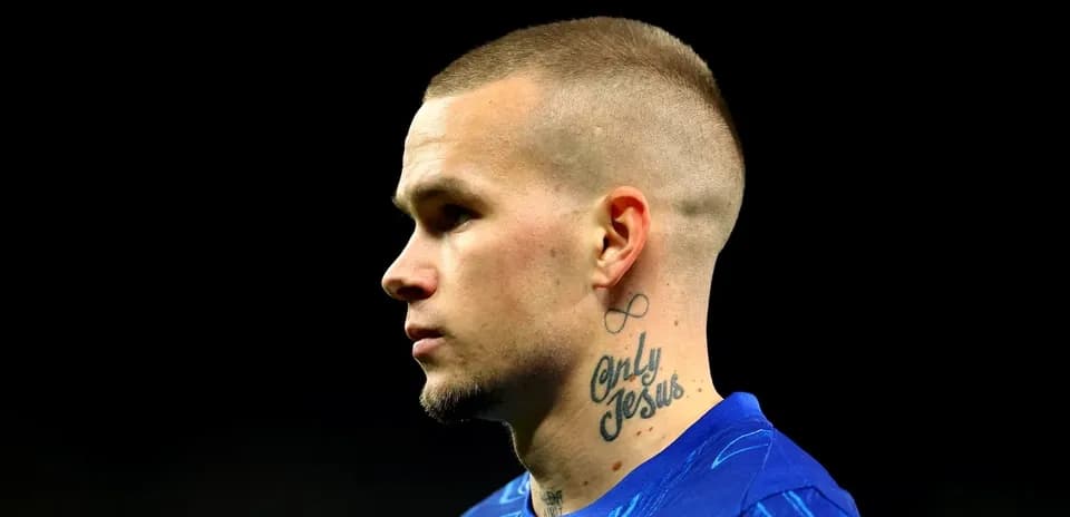 Player with tattoo during match preparation