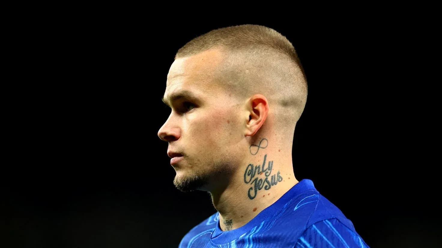 Player with tattoo during match preparation