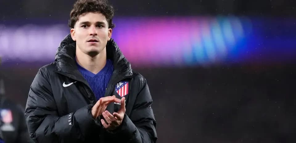 Player clapping while wearing Atlético Madrid jacket