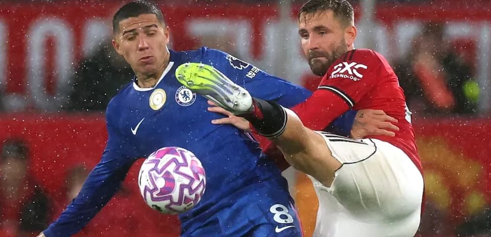 Chelsea and Manchester United players contesting ball