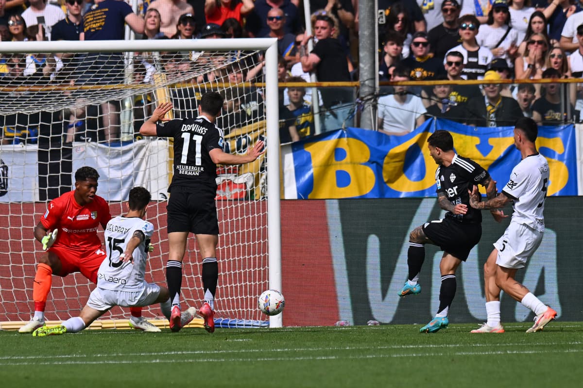 Goalkeeper saves shot during Como vs Parma match