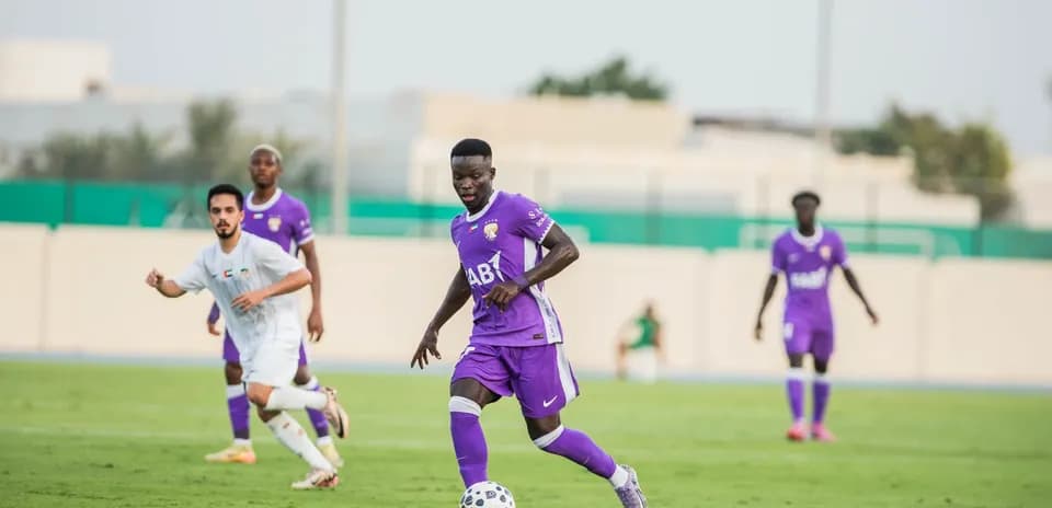 Al Ain U23 player dribbling the ball during match