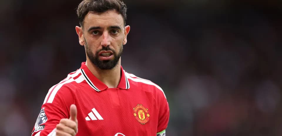 Bruno Fernandes giving a thumbs up on pitch