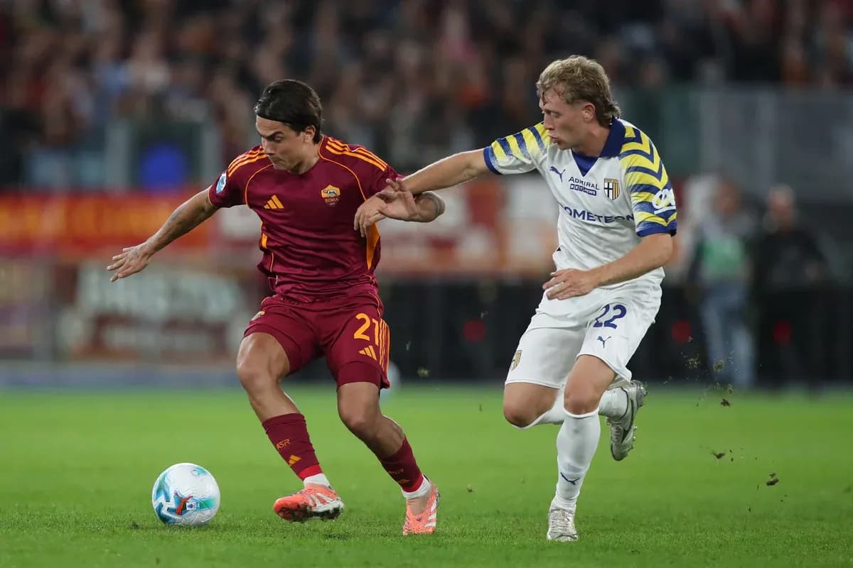 AS Roma player evading Parma tackle