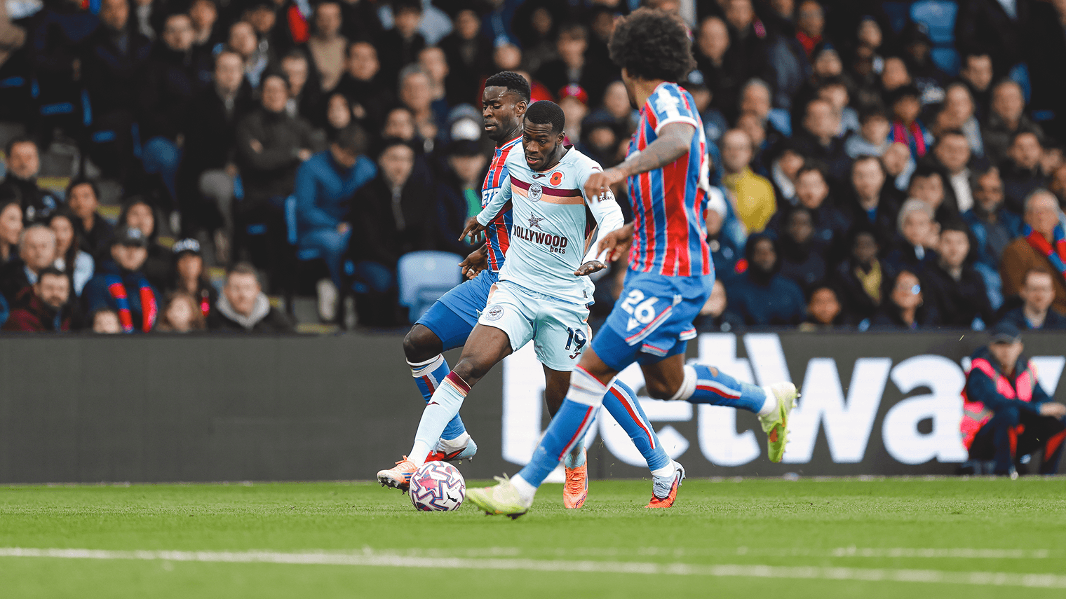 Brentford player dribbling against Crystal Palace