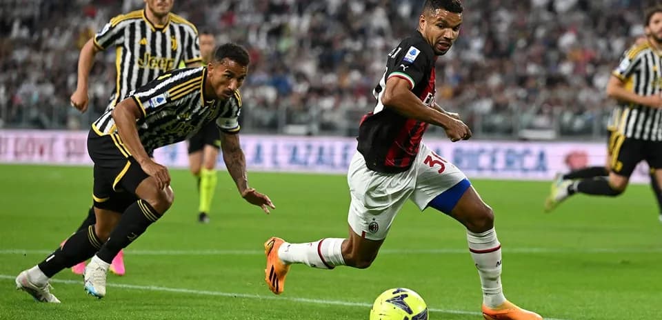 AC Milan player sprinting past Juventus defenders