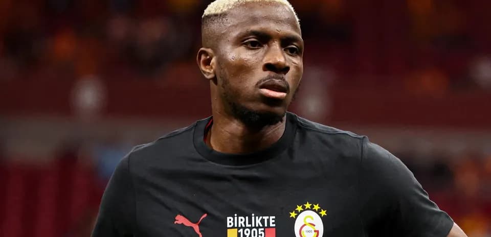 Player in Galatasaray shirt during warm-up