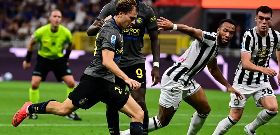 Inter Milan player sprinting past Udinese defenders