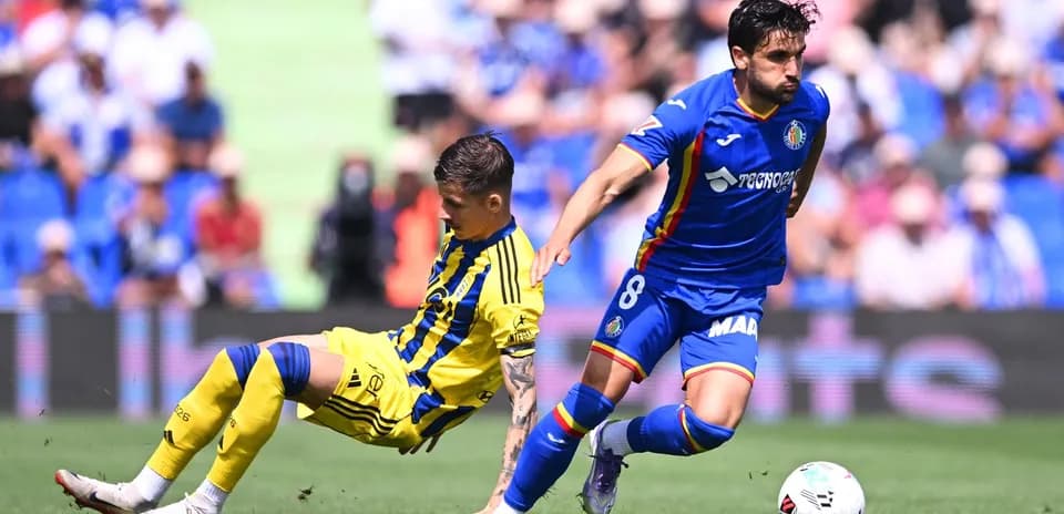 Player from Getafe tackling Oviedo player