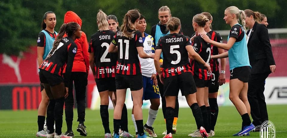 AC Milan women team discussing strategy on field