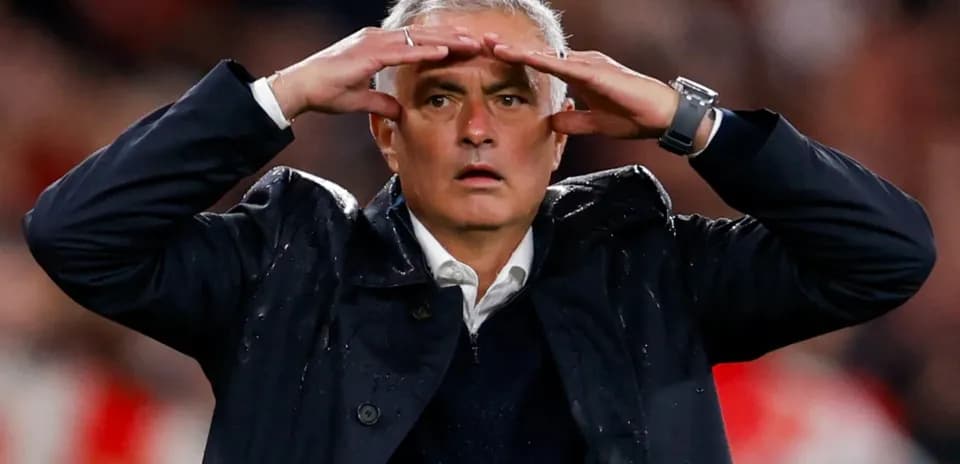 Manager signaling during a football match