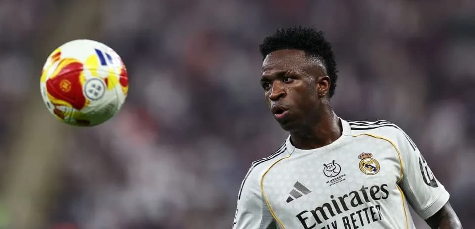 Vinícius Júnior controlling the ball during match