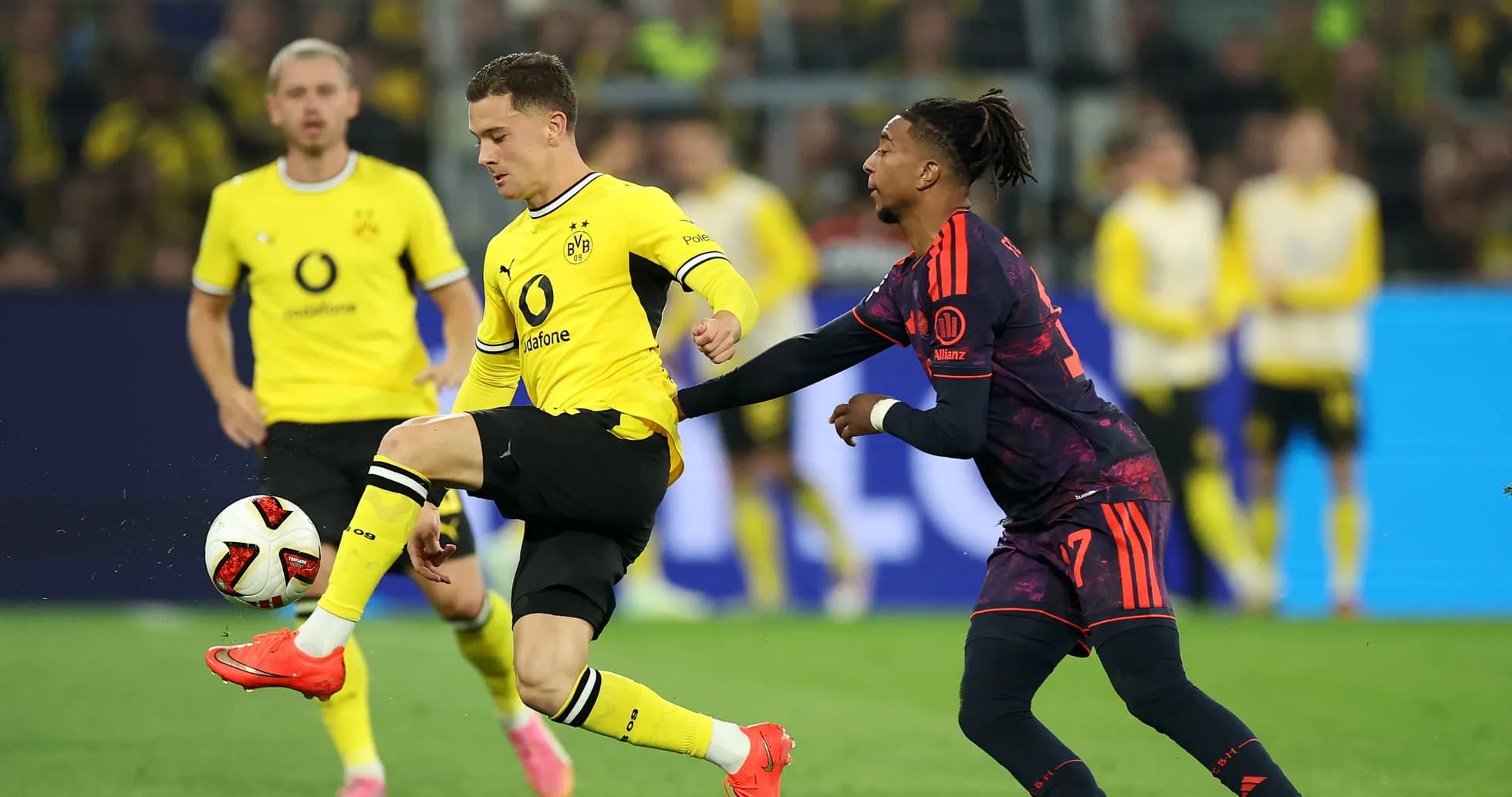 Player from Borussia Dortmund dribbling ball against opponent