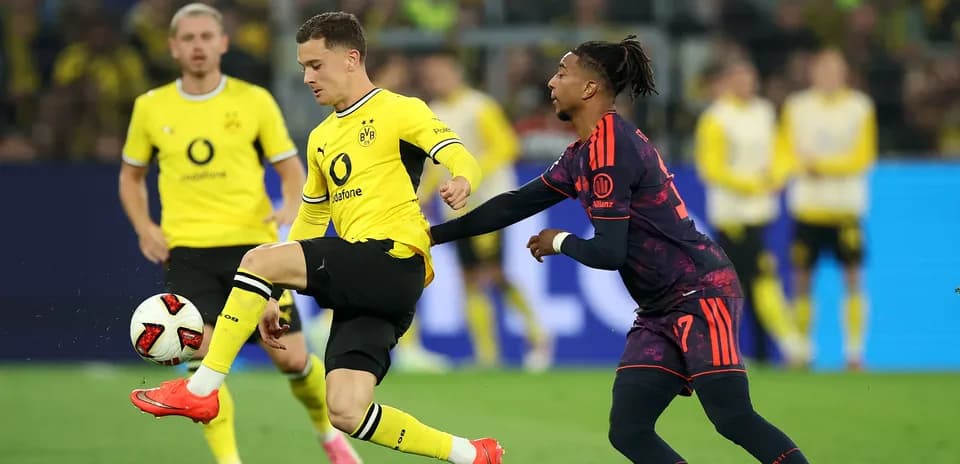 Player from Borussia Dortmund dribbling ball against opponent