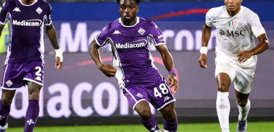 Fiorentina player dribbling the ball during match