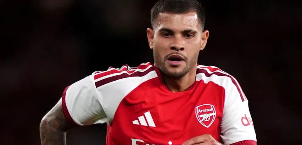 Player in Arsenal kit running on the pitch