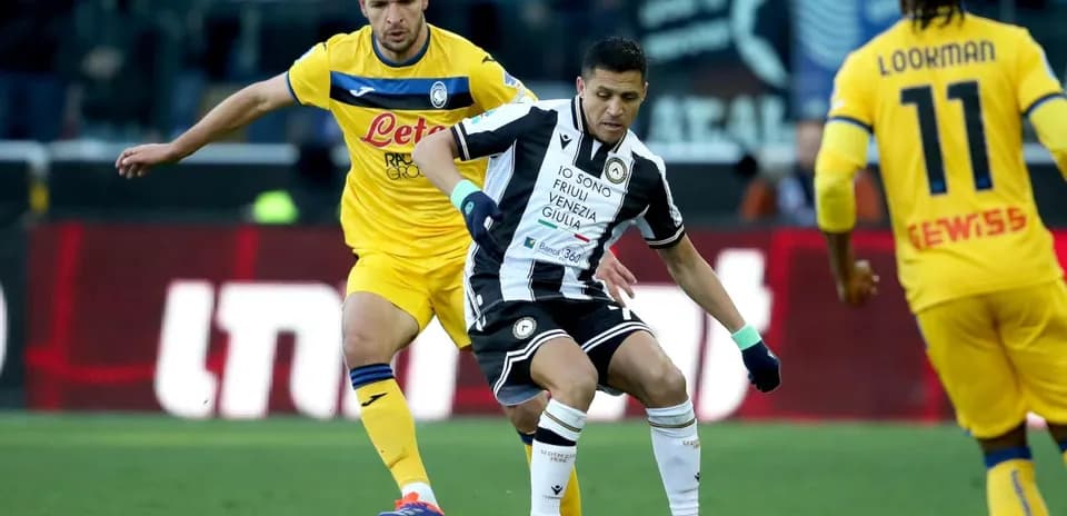 Atalanta player challenges Udinese player for ball