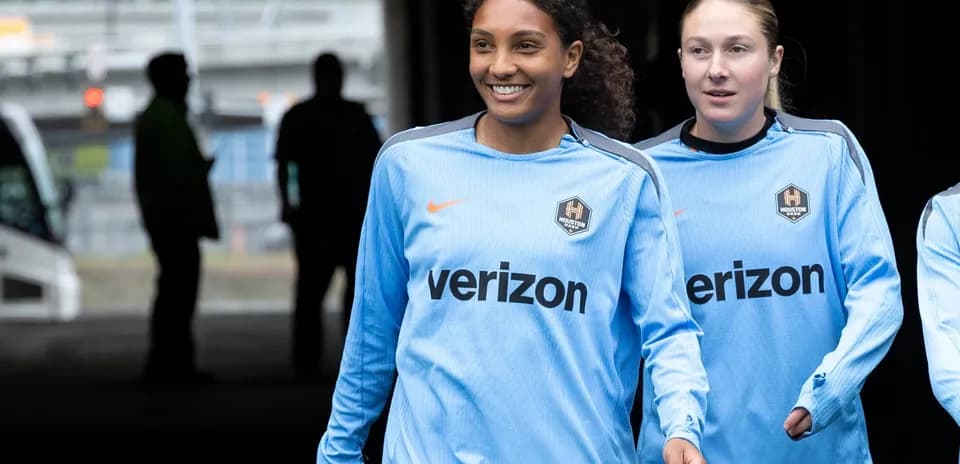 Houston Dash players entering the field