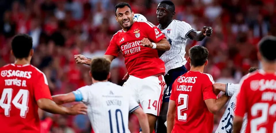 Players contesting a header during Benfica match