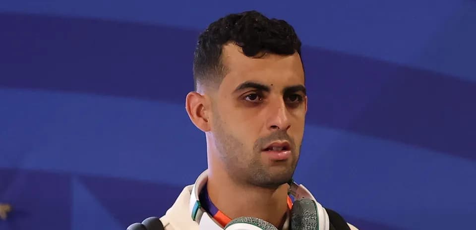 Player arriving with headphones before match