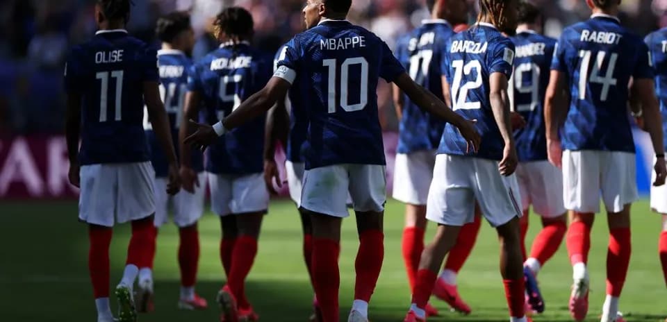 French team players walking on the pitch