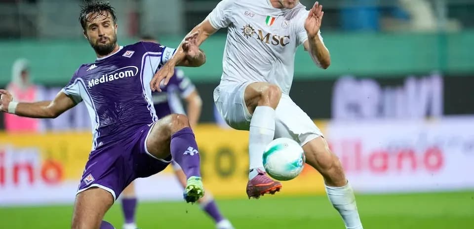 Fiorentina player tackles Napoli opponent during match