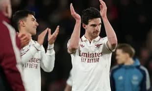 Arsenal players applauding fans after match