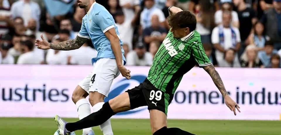 Player from Lazio evading tackle from Sassuolo opponent