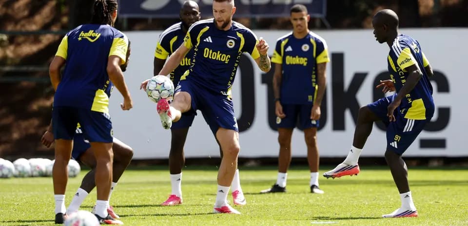 Fenerbahçe players training before UEFA match