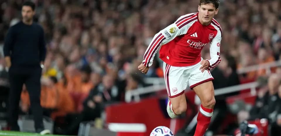 Arsenal player running with ball during match