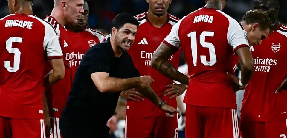 Arsenal players gathered around manager during timeout