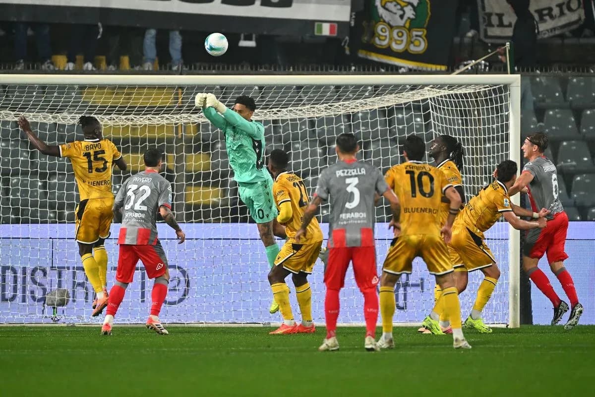 Goalkeeper making a save during Udinese match