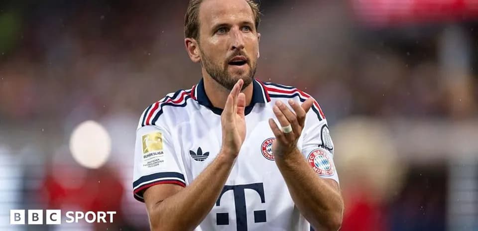Player applauding fans during Bayern Munich match