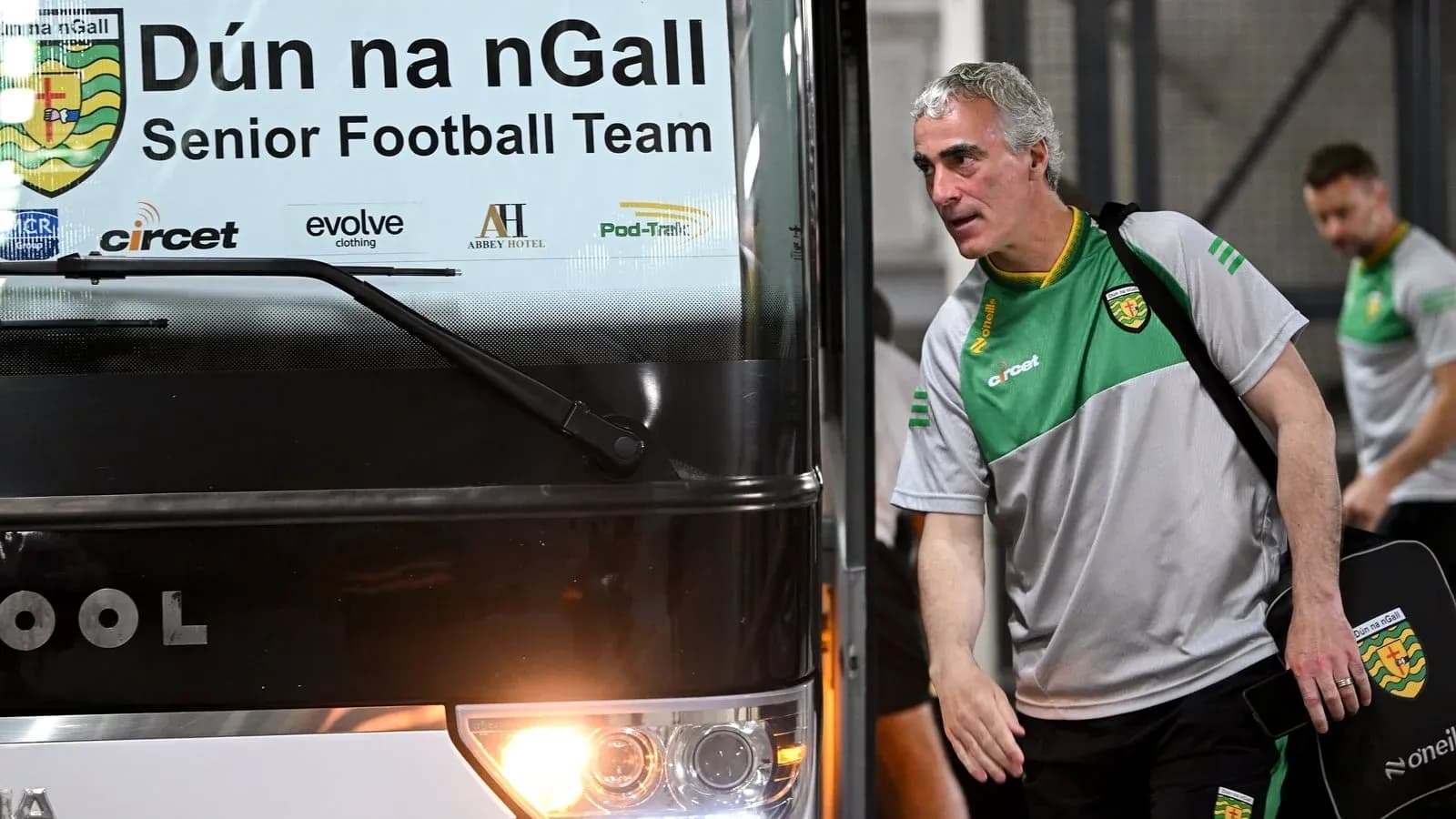 Manager exiting bus for Dún na nGall team